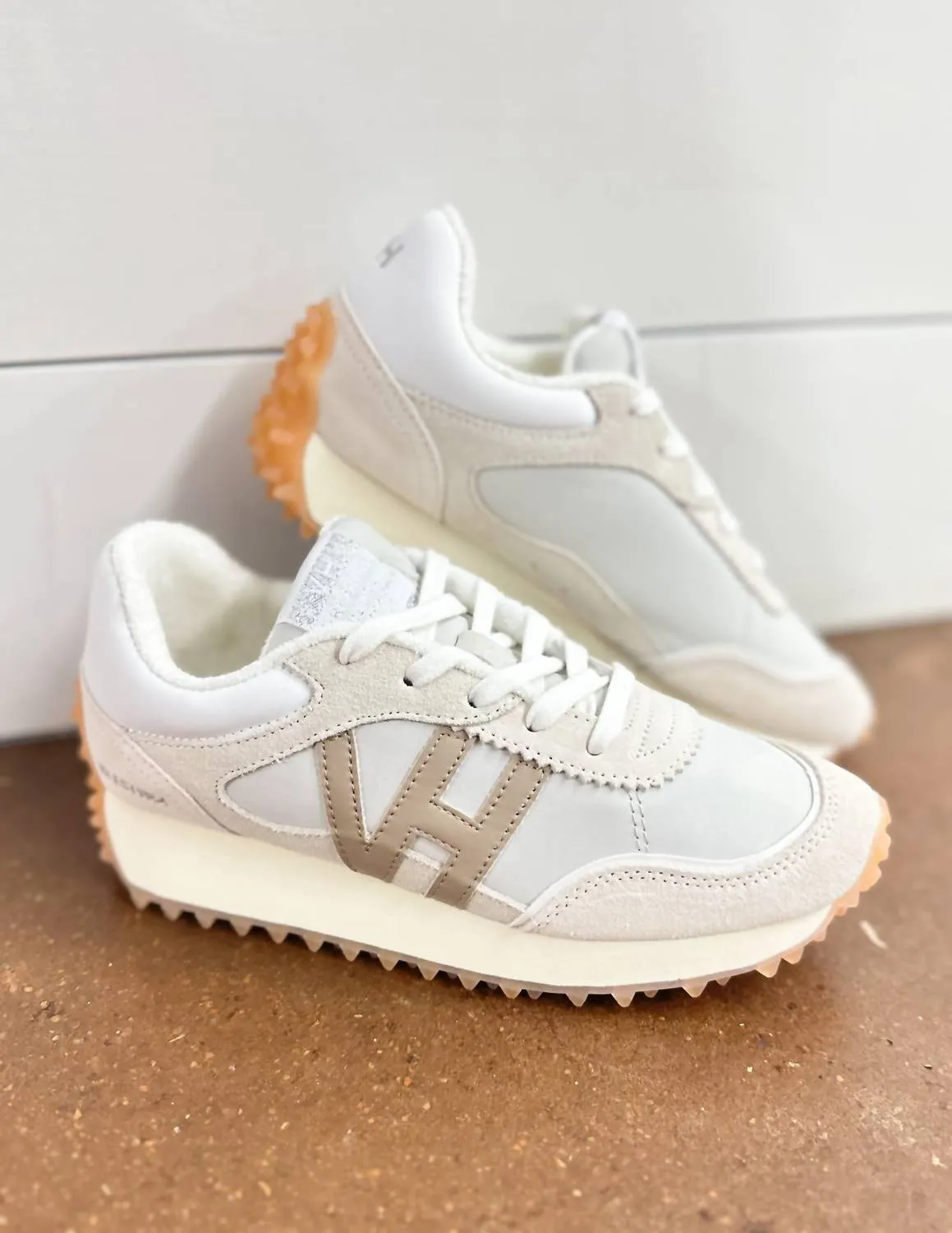 Women's Cosmic 15 Sneaker In White Pebbled/taupe