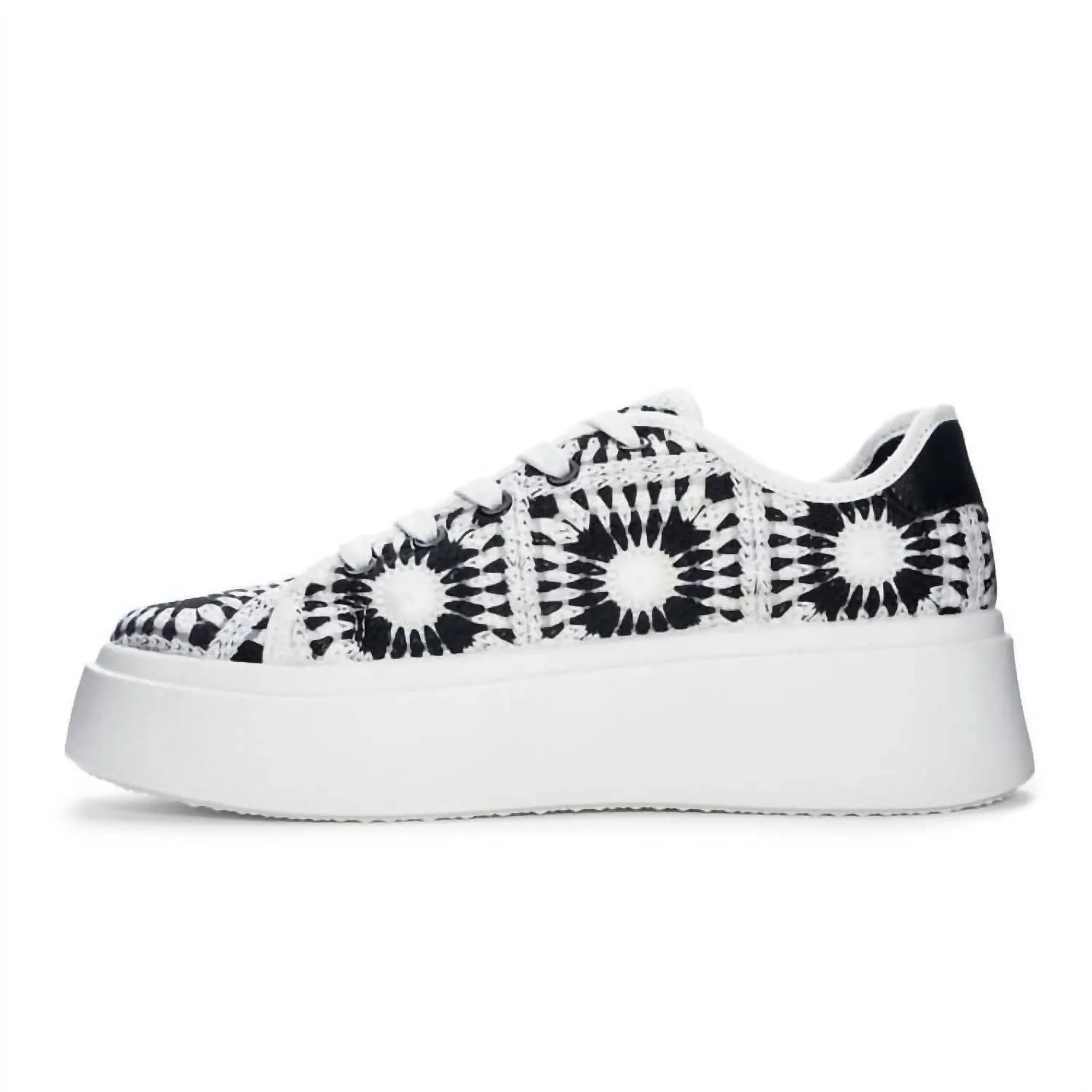 Women's Recreation Croche Sneakers In Black/white